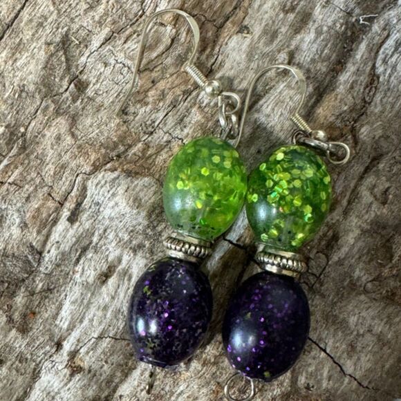 Handmade Purple and Green Resin and Glitter Bracelet and Dangle Earring set - Picture 5 of 7